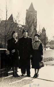 Fira Mełamedzon, Adek Engel i Pola Mełamedzon w parku przed Teatrem Wielkim. Poznań, marzec 1938