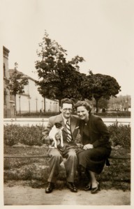 Marek Lewkowicz, ekspedient w składzie Mełamedzonów z żoną Marylą przed Rzeźnią Miejską przy ul. Tama Garbarska (dziś Garbary). Poznań 5 czerwca 1938