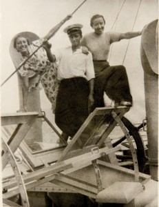 Mira Lederowna and her friend Madzia Einstein with one of the sailors on the pleasure boat SS “Gdynia”. Holidays in Orlowo, summer 1936
