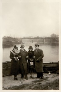 Mira Lederowna, Jozio Lustig, Fira Melamadzon and Adek Lewin strolling along the shores of the Warta river. The railway bridge in Garbary Dam Street (today Garbary Street) and the river port’s fragment are seen in the background. Poznan, November or December 1936