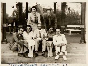 Zygmunt Bluman from Warsaw and Elen Caspari from the neighbourhood of Zbaszyn (sitting on the left side), Rachela Melamedzon, Fira’s mother (standing above them) with friends in a health resort. Ciechocinek, June 1934