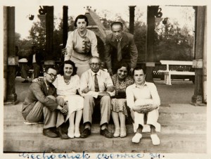 Zygmunt Bluman z Warszawy i Elen Caspari spod Zbąszynia (siedzą od lewej), Rachela Mełamedzon, mama Firy (stoi nad nimi) ze znajomymi w kurorcie. Ciechocinek, czerwiec 1934