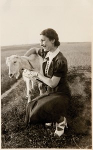 Fira Mełamedzon na polu pod Brzezinami koło Łodzi, gdzie mieszkali jej dziadkowie i rozgałęziona rodzina. Maj 1937