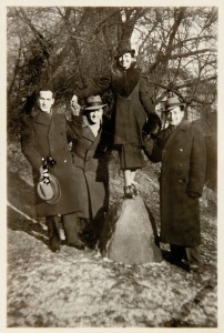 Fira Mełamedzon z przyjaciółmi studentami: Józiem Lustigiem, Adkiem Lewinem i Adkiem Engelem w okolicy Teatru Wielkiego. Poznań, styczeń 1937