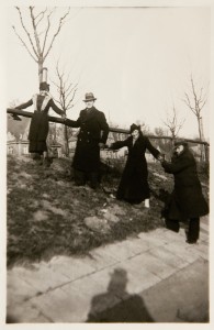 Fira’s friends: Jozio Lustig, Elen Caspari and Adek Lewin strolling along the Warta river, houses in Szelagowska Street seen in the background. Poznan, 17 of January 1937
