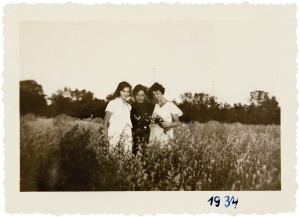 Pierwsza z lewej Balka Auerbach, koleżanka Firy z kursów maturalnych, pozostałe osoby NN. Okolice Poznania, 1934