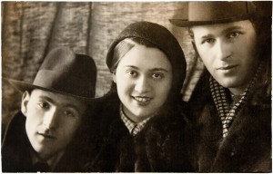 Od lewej Zygmunt Mełamedzon, NN i Polak Marian Sułkowicz. Brzeziny 1936